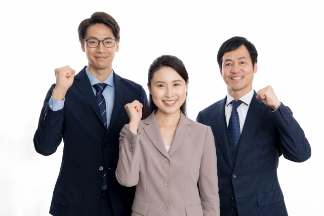 男女の探偵がガッツポーズをしている様子