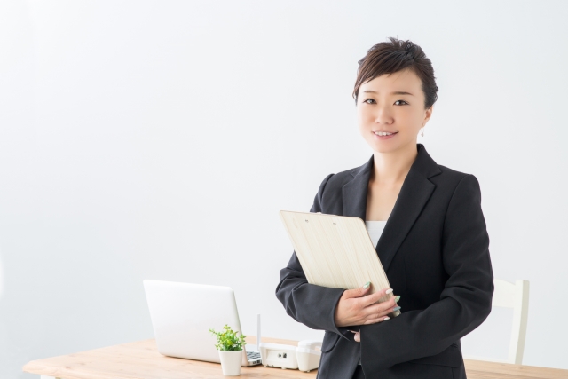 女性相談員がノートを持っている様子
