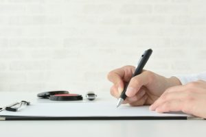 書類にサインをしている様子